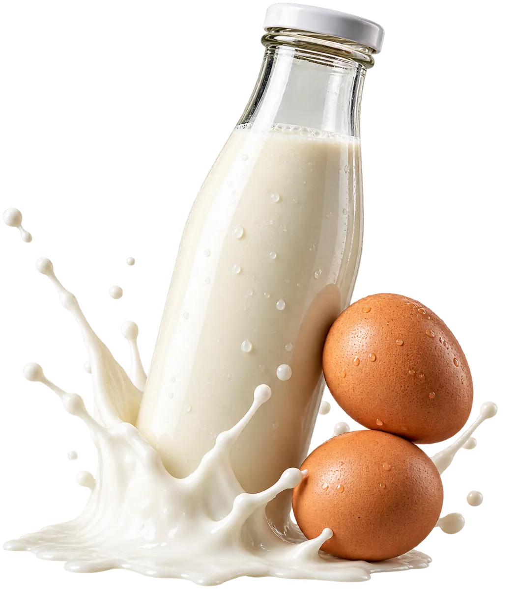 Glasflasche frische Milch mit Milchspritzer und braunen Eiern vom Hof